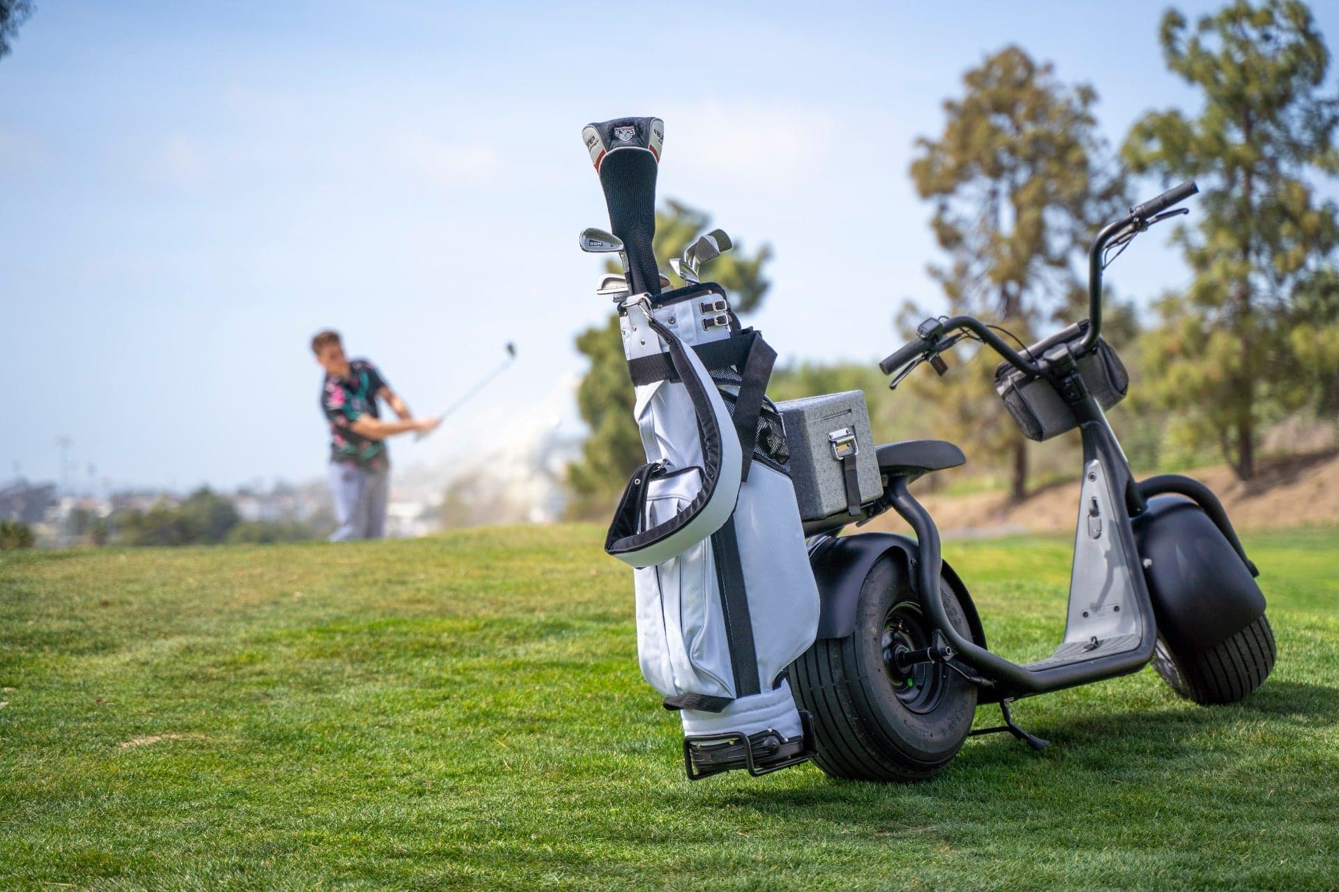 Kaaspeed K1S with a golf bag on the course