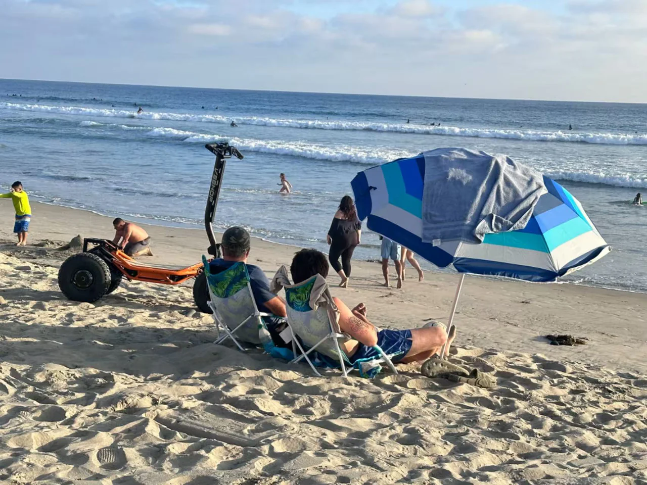 VEEHOP 4WD on the beach by the surf